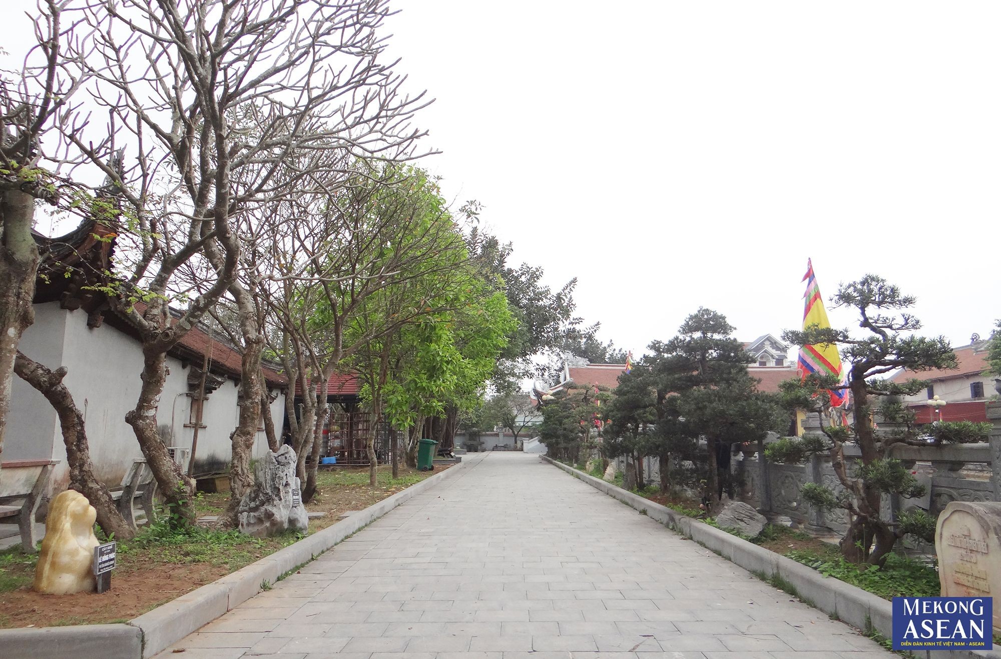 B&ecirc;n cạnh phần lễ linh thi&ecirc;ng l&agrave; phần hội đ&ocirc;ng vui, s&ocirc;i nổi với những tr&ograve; chơi d&acirc;n gian th&uacute; vị, những hoạt động văn nghệ, thể thao&hellip;