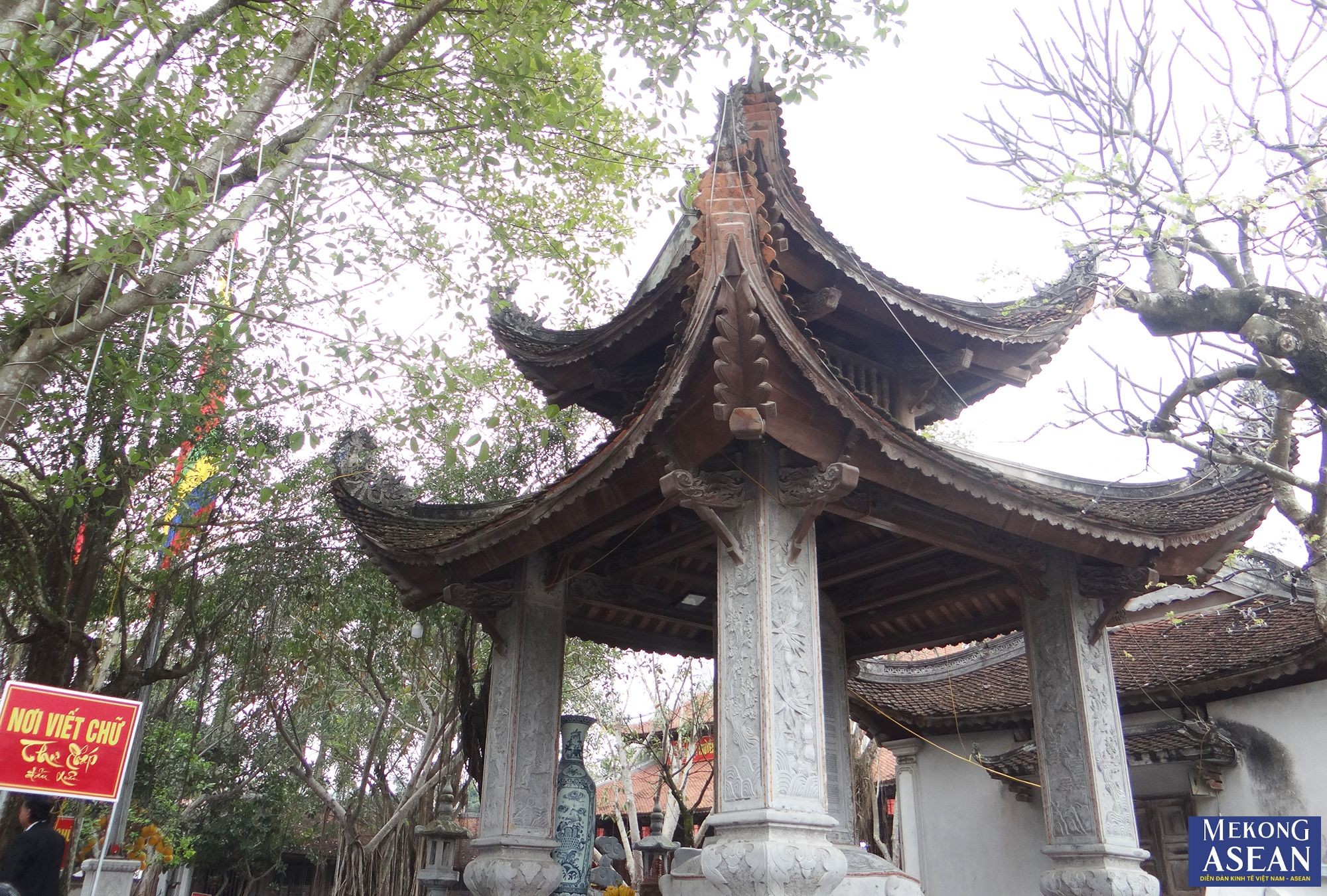 Di t&iacute;ch đền Tranh tọa lạc tr&ecirc;n khu&ocirc;n vi&ecirc;n rộng r&atilde;i với 34 gian lớn nhỏ.