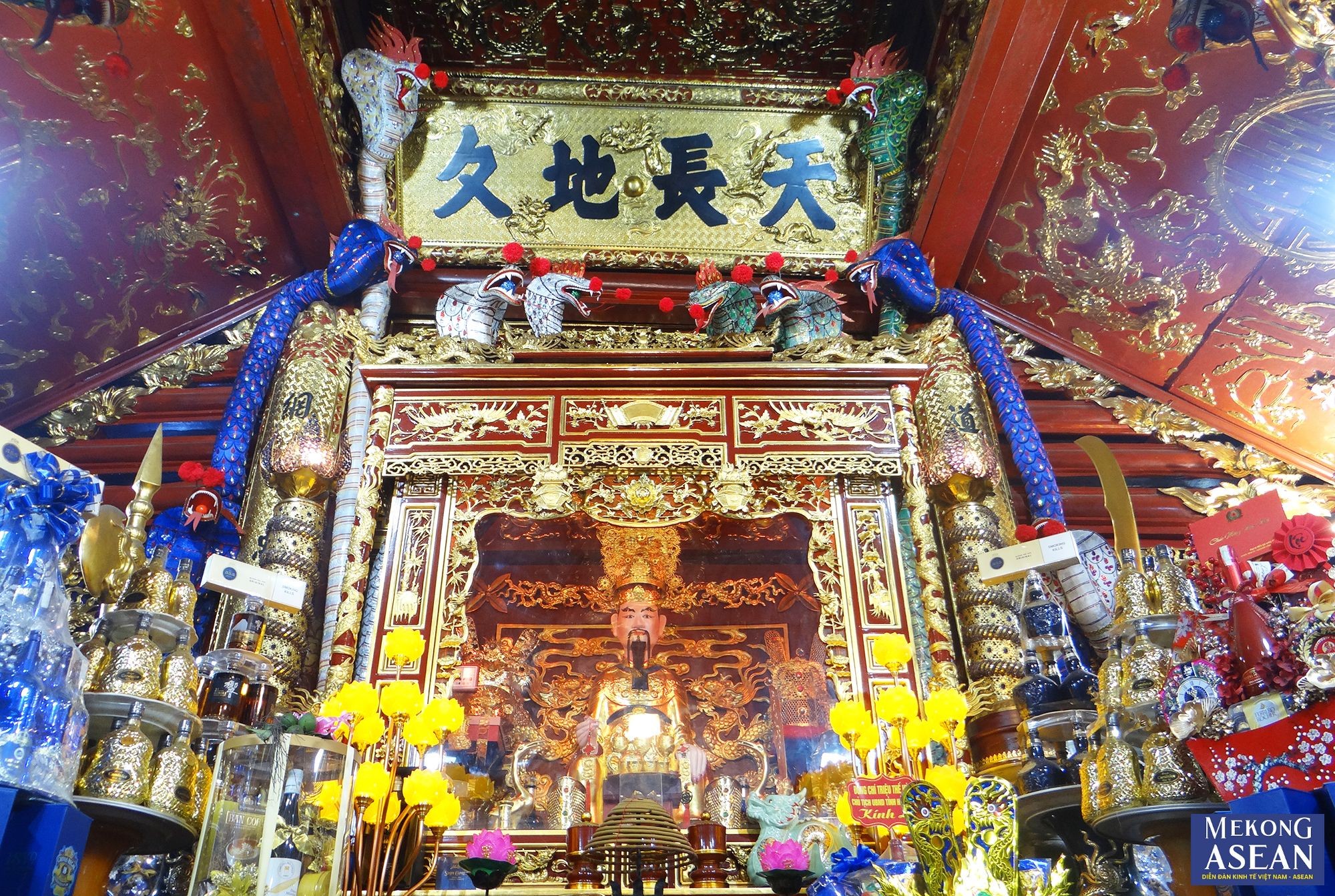 To&agrave; tiền tế gồm 7 gian d&agrave;i 20,3m, rộng 9,84m. Đ&acirc;y l&agrave; một to&agrave; nh&agrave; kh&aacute; lớn, kết cấu ch&iacute;nh l&agrave; 8 v&igrave; k&egrave;o b&ecirc; t&ocirc;ng cốt th&eacute;p chắc chắn hệ thống cột c&aacute;i, cột qu&acirc;n, x&agrave; l&aacute;ch, to&agrave;n bộ bằng b&ecirc; t&ocirc;ng được tạo dựng kh&aacute; đẹp mắt. C&aacute;c con thuận, đấu sen, ho&agrave;nh, rui bằng gỗ tứ thiết, chất lượng tốt. M&oacute;ng, tường x&acirc;y bằng gạch chỉ, m&aacute;i lợp ng&oacute;i mũi, bờ n&oacute;c, bờ c&aacute;nh mềm mại c&oacute; nhiều đường gờ chỉ đẹp, tr&ecirc;n n&oacute;c c&oacute; ph&ugrave; đi&ecirc;u lưỡng long chầu nguyệt kh&aacute; sinh động.