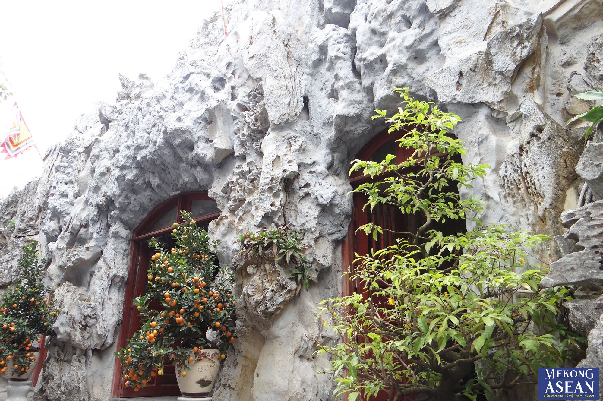 To&agrave; trung từ gồm 7 gian d&agrave;i 18,4m, rộng 3,8m, đ&acirc;y l&agrave; to&agrave; nh&agrave; được kết cấu to&agrave;n bộ phần khung sườn b&ecirc; t&ocirc;ng cốt th&eacute;p, trụ, đấu, ho&agrave;nh, rui, bẩy hiện bằng gỗ tứ thiết. V&igrave; k&egrave;o được kiến tạo theo kiểu &amp;amp;amp;quot;v&agrave;nh mai&amp;amp;amp;quot;. M&aacute;i lợp ng&oacute;i mũi, c&ocirc;ng tr&igrave;nh nối liền to&agrave; tiền tế.