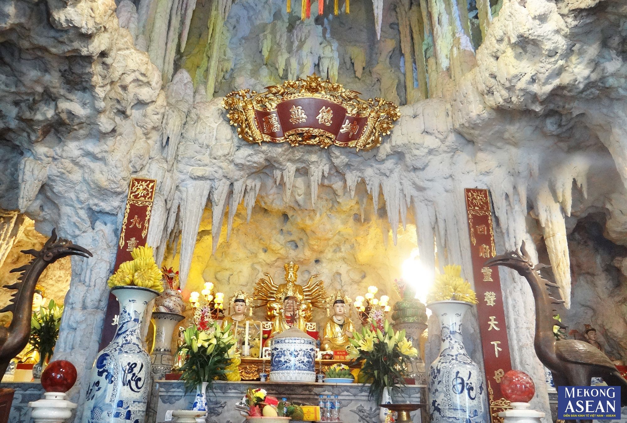 C&ocirc;ng tr&igrave;nh tiếp sau to&agrave; trung từ l&agrave; 7 gian nh&agrave; nối c&oacute; chiều d&agrave;i 18,4m, rộng 5,2m, to&agrave;n bộ c&ocirc;ng tr&igrave;nh l&agrave; gỗ tứ thiết, c&aacute;c v&igrave; k&egrave;o kiến tạo theo kiểu &amp;amp;amp;quot;kẻ chuyền chồng ch&oacute;p&amp;amp;amp;quot;.