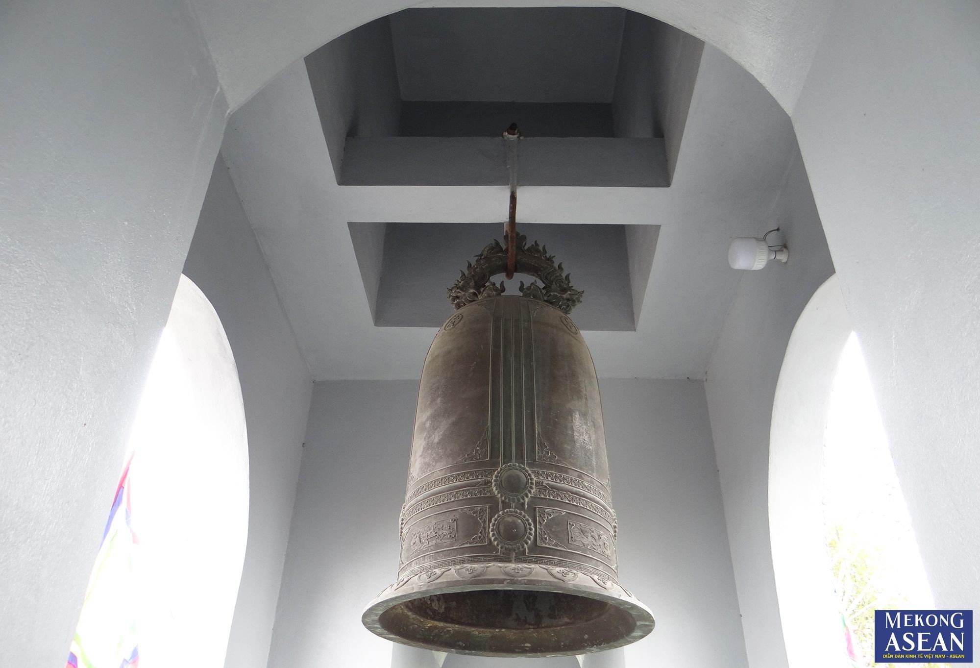 Ngo&agrave;i c&aacute;c c&ocirc;ng tr&igrave;nh ch&iacute;nh, trong khu di t&iacute;ch c&ograve;n c&oacute; một số c&ocirc;ng tr&igrave;nh phụ trợ được t&ocirc;n tạo trong những năm gần đ&acirc;y như to&agrave; đ&ocirc;ng vu, t&ocirc;n tạo năm 2006 gồm 7 gian đao tầu d&eacute;o g&oacute;c, chất liệu bằng gỗ lim, lợp ng&oacute;i mũi.