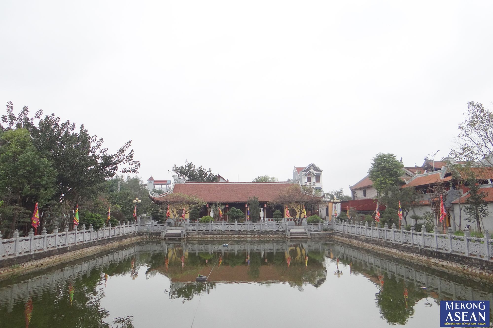 Tiếp sau 7 gian nh&agrave; nối l&agrave; 3 gian cổ dải d&agrave;i 7,79m, rộng 3m. To&agrave;n bộ c&aacute;c v&igrave; k&egrave;o của to&agrave; nh&agrave; được sơn son thếp bạc ở tất cả c&aacute;c chi tiết.