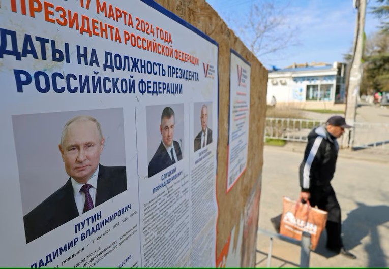 Bảng th&ocirc;ng tin c&aacute;c ứng cử vi&ecirc;n tổng thống Nga tại Yevpatoria, Crimea, ng&agrave;y 8/3. Ảnh: Reuters