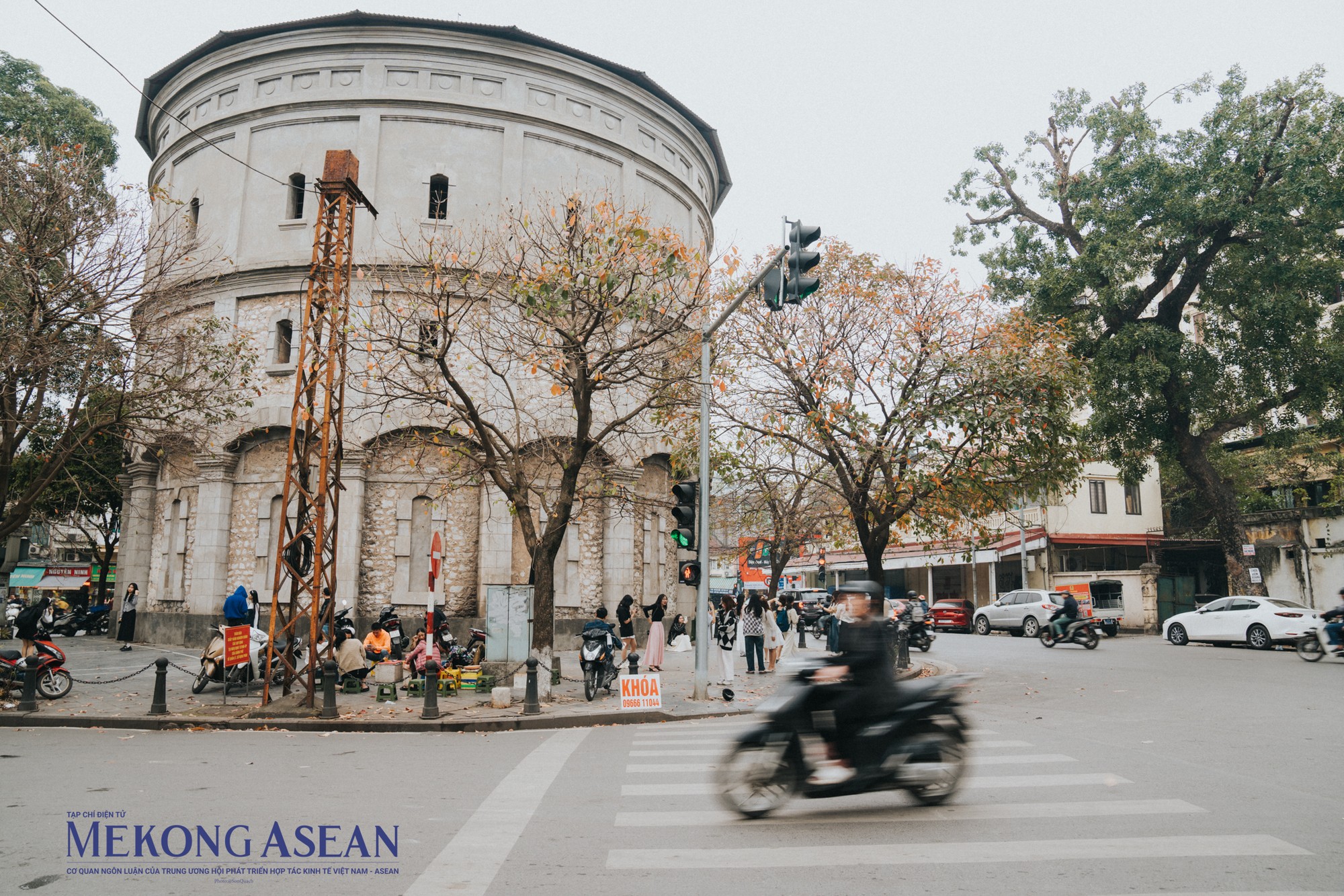 Đến m&ugrave;a thay l&aacute;, h&agrave;ng lộc vừng xung quanh chuyển sắc đỏ, sắc v&agrave;ng h&ograve;a quyện, điểm xuyết, c&agrave;ng l&agrave;m t&ocirc;n l&ecirc;n vẻ đẹp l&atilde;ng mạn nơi đ&acirc;y.