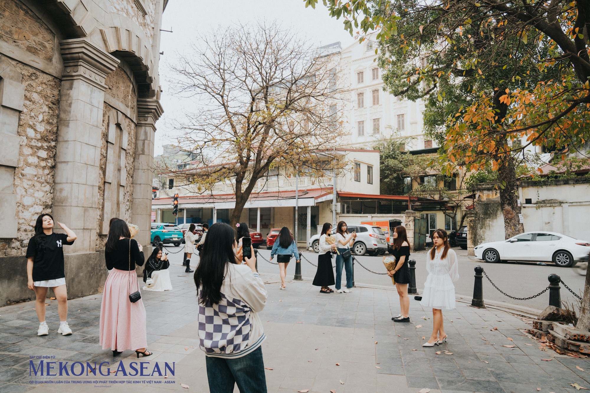 Nhiều bạn trẻ khi đến th&aacute;p nước H&agrave;ng Đậu để lưu lại những khoảnh khắc giao m&ugrave;a của H&agrave; Nội, tận hưởng bầu kh&ocirc;ng kh&iacute; m&aacute;t mẻ dễ chịu trước khi bước sang m&ugrave;a hạ.