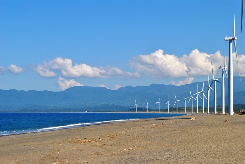 Một trang trại điện gi&oacute; tr&ecirc;n bờ tại Philippines. Ảnh: Internet