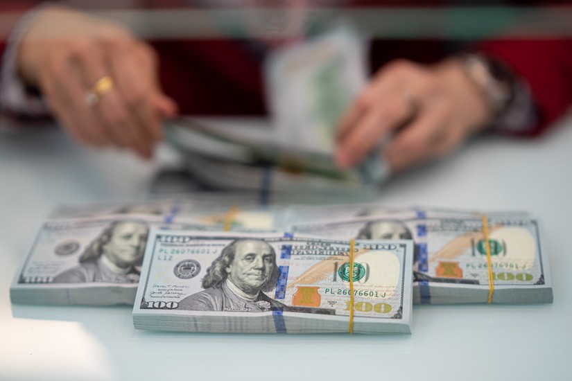 Gi&aacute; USD ng&acirc;n h&agrave;ng l&ecirc;n cao kỷ lục