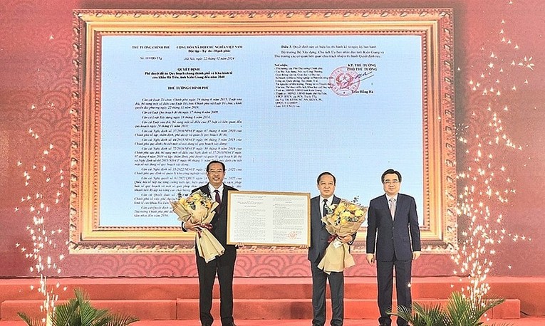Bộ trưởng X&acirc;y dựng Nguyễn Thanh Nghị trao quyết định của Thủ tướng Ch&iacute;nh phủ ph&ecirc; duyệt Đồ &aacute;n Quy hoạch chung Th&agrave;nh phố v&agrave; Khu Kinh tế cửa khẩu H&agrave; Ti&ecirc;n, tỉnh Ki&ecirc;n Giang đến năm 2040. Nguồn; Bộ X&acirc;y dựng.