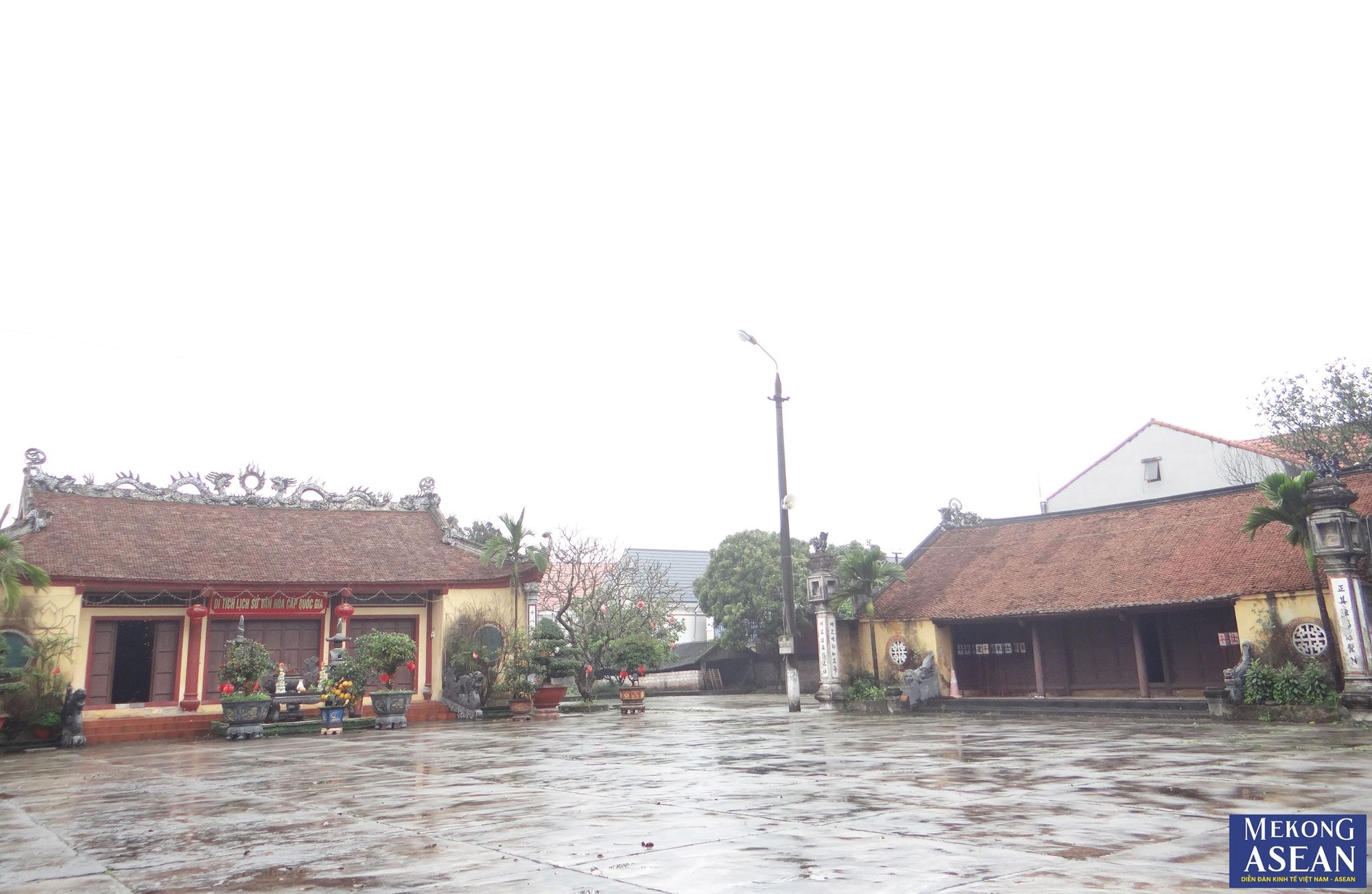 Ng&ocirc;i đ&igrave;nh được x&acirc;y dựng theo h&igrave;nh chữ đinh (J) gồm đại b&aacute;i 5 gian v&agrave; 2 gian hậu cung.