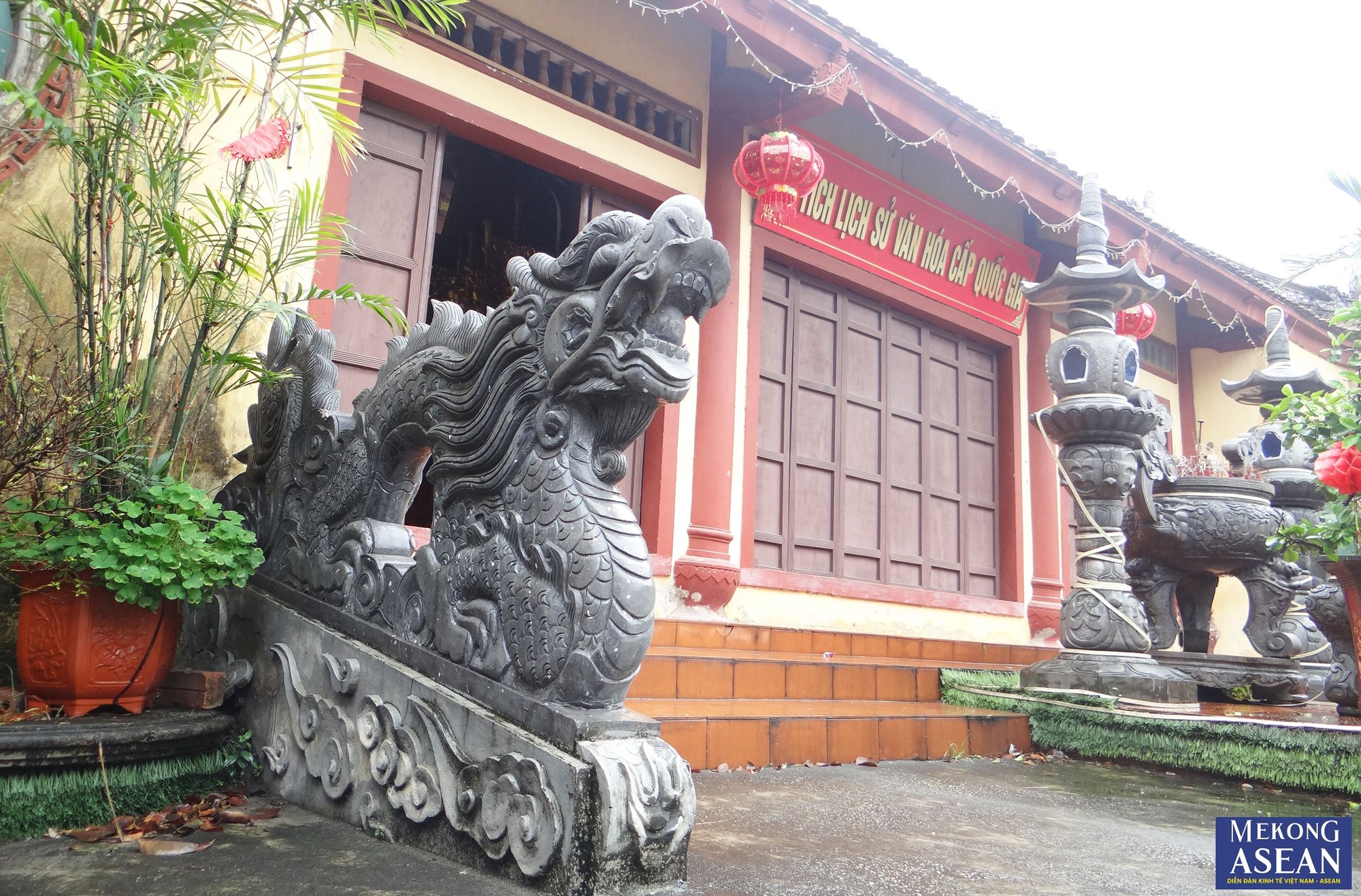 To&agrave;n bộ hệ thống cột v&agrave; c&aacute;c v&igrave; đều được l&agrave;m bằng chất liệu b&ecirc; t&ocirc;ng sơn giả gỗ, ho&agrave;nh, rui bằng gỗ lim, m&aacute;i lợp ng&oacute;i mũi truyền thống. Bốn đao g&oacute;c đắp rồng chầu phượng mớm, bờ n&oacute;c đắp lưỡng long chầu nguyệt.