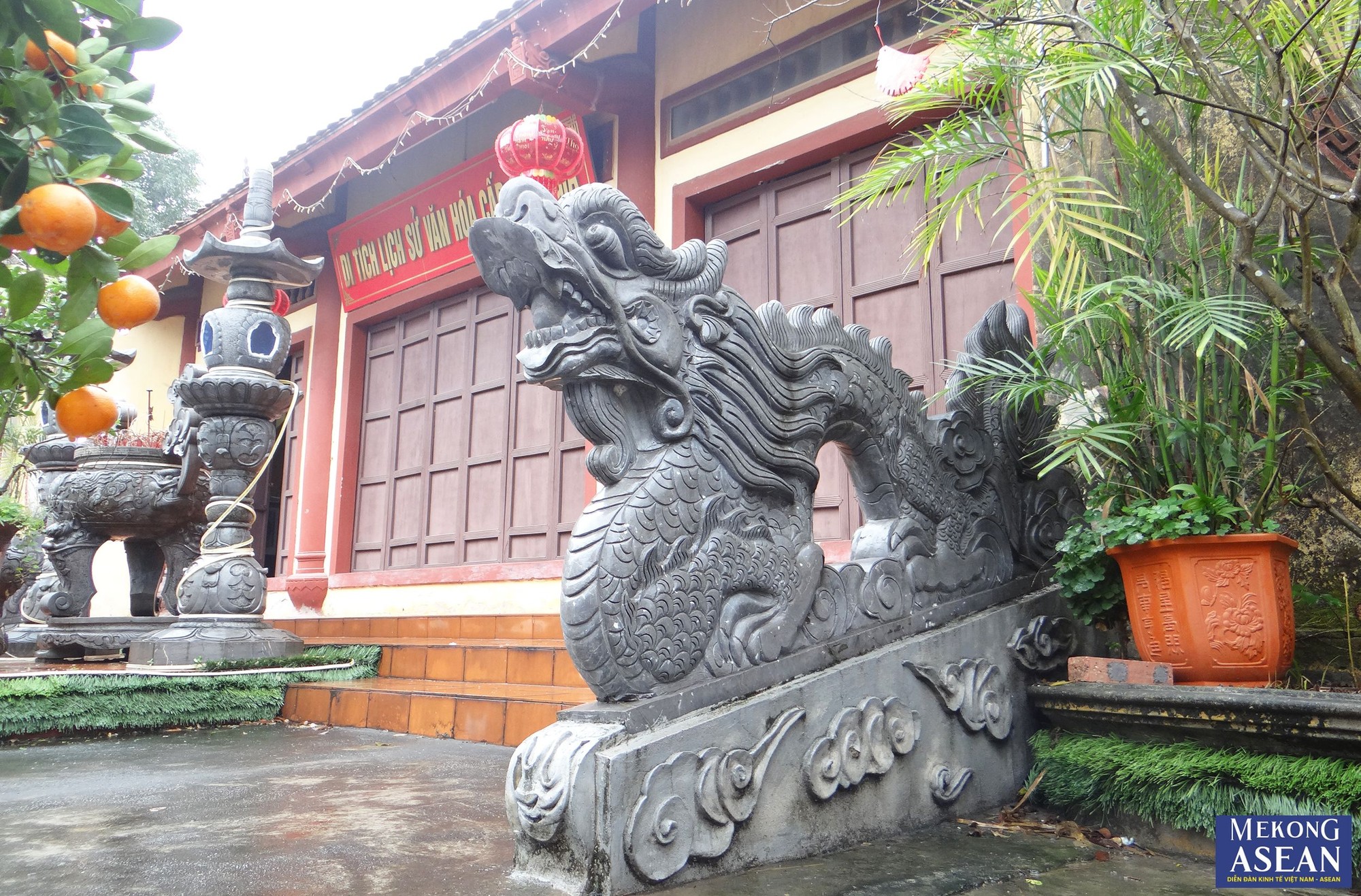 Năm 1998 - 1999, địa phương tiếp tục kh&ocirc;i phục 5 gian giải vũ b&ecirc;n tr&aacute;i, chất liệu bằng gỗ lim, m&aacute;i lợp ng&oacute;i mũi.