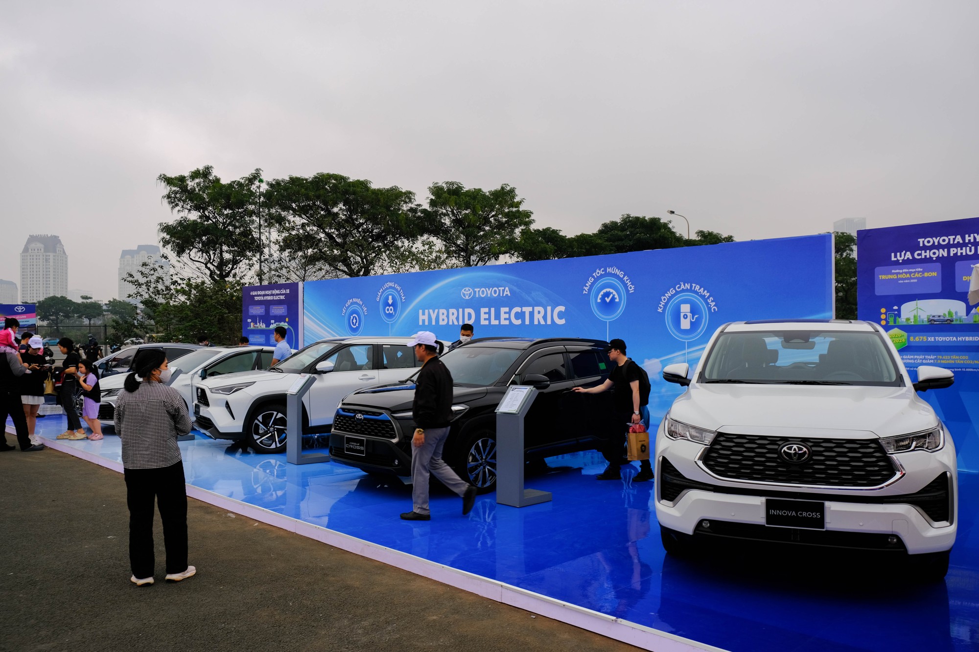 Tr&ecirc;n thực tế, Toyota Việt Nam hiện cung cấp nhiều d&ograve;ng sản phẩm hybrid nhất ở Việt Nam với 5 mẫu xe kể từ năm 2020. T&iacute;nh đến hết năm 2023, doanh số b&aacute;n xe hybrid của h&atilde;ng xe n&agrave;y l&ecirc;n đến hơn 8.500 chiếc.