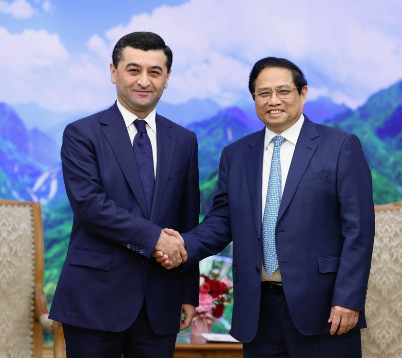 Thủ tướng Phạm Minh Ch&iacute;nh v&agrave; Bộ trưởng Ngoại giao Uzbekistan Bakhtiyor Saidov. Ảnh: VGP