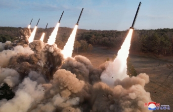 Ông Kim Jong-un giám sát tập trận tên lửa quy mô lớn