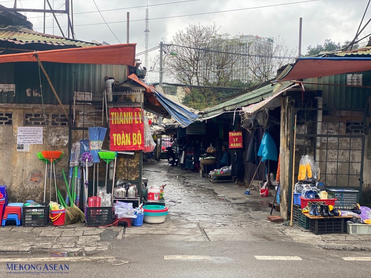 Ban quản l&yacute; chợ Mai Động mở duy nhất một cửa ra v&agrave;o cho c&aacute;c hộ kinh doanh thu dọn, di dời h&agrave;ng h&oacute;a. Ảnh: H&agrave; Anh - Mekong ASEAN.