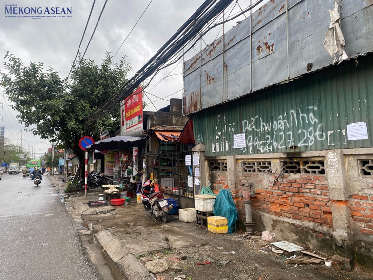 Vẫn c&ograve;n l&aacute;c đ&aacute;c một v&agrave;i tiểu thương b&agrave;y b&aacute;n h&agrave;ng h&oacute;a ngay vỉa h&egrave; đường Lĩnh Nam do đ&atilde; dọn dẹp hết đồ đạc b&ecirc;n trong chợ. Ảnh: H&agrave; Anh - Mekong ASEAN.