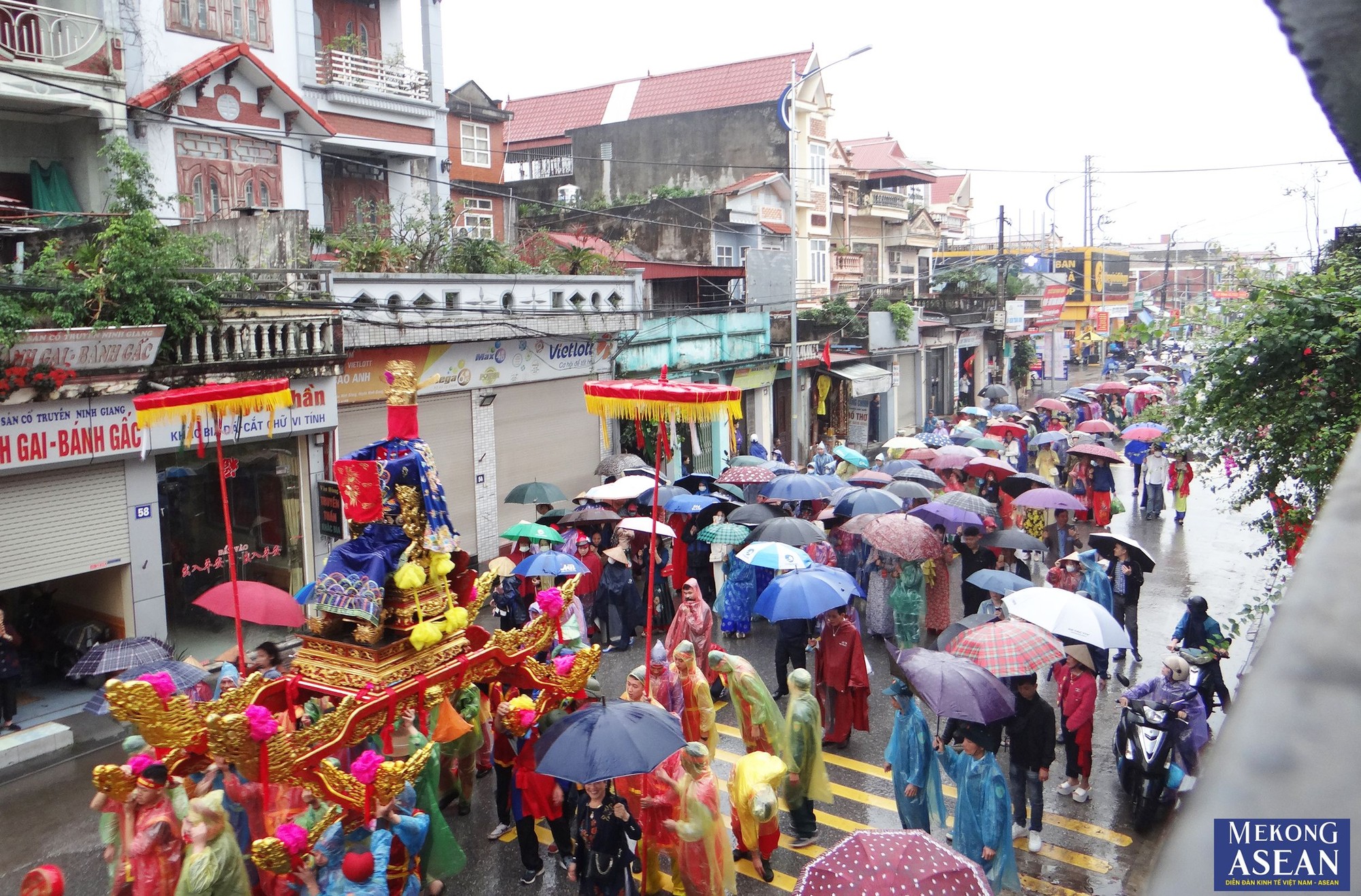 C&aacute;c đo&agrave;n thực hiện v&agrave; tham gia lễ rước nước diễn ra s&aacute;ng 19/3.