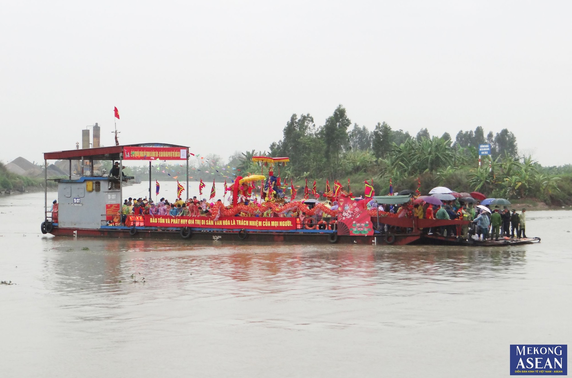 Nghi thức lấy nước trong lễ rước nước tại ng&atilde; ba Tranh, s&ocirc;ng Luộc (xưa kia gọi l&agrave; ng&atilde; ba s&ocirc;ng H&oacute;a) thuộc địa phận thị trấn Ninh Giang, huyện Ninh Giang (Hải Dương).