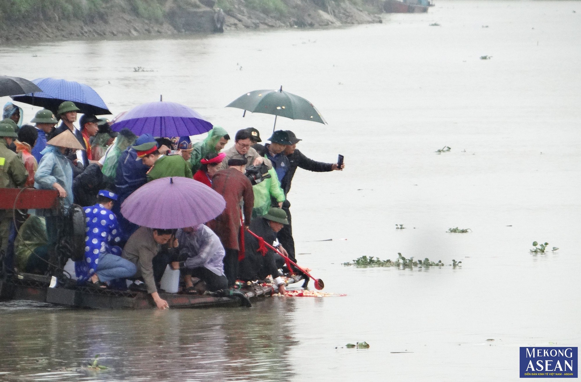 Đo&agrave;n rước đi trong tiếng nhạc lưu thủy h&agrave;nh v&acirc;n l&agrave;m rộn r&atilde; cả một v&ugrave;ng rộng lớn.