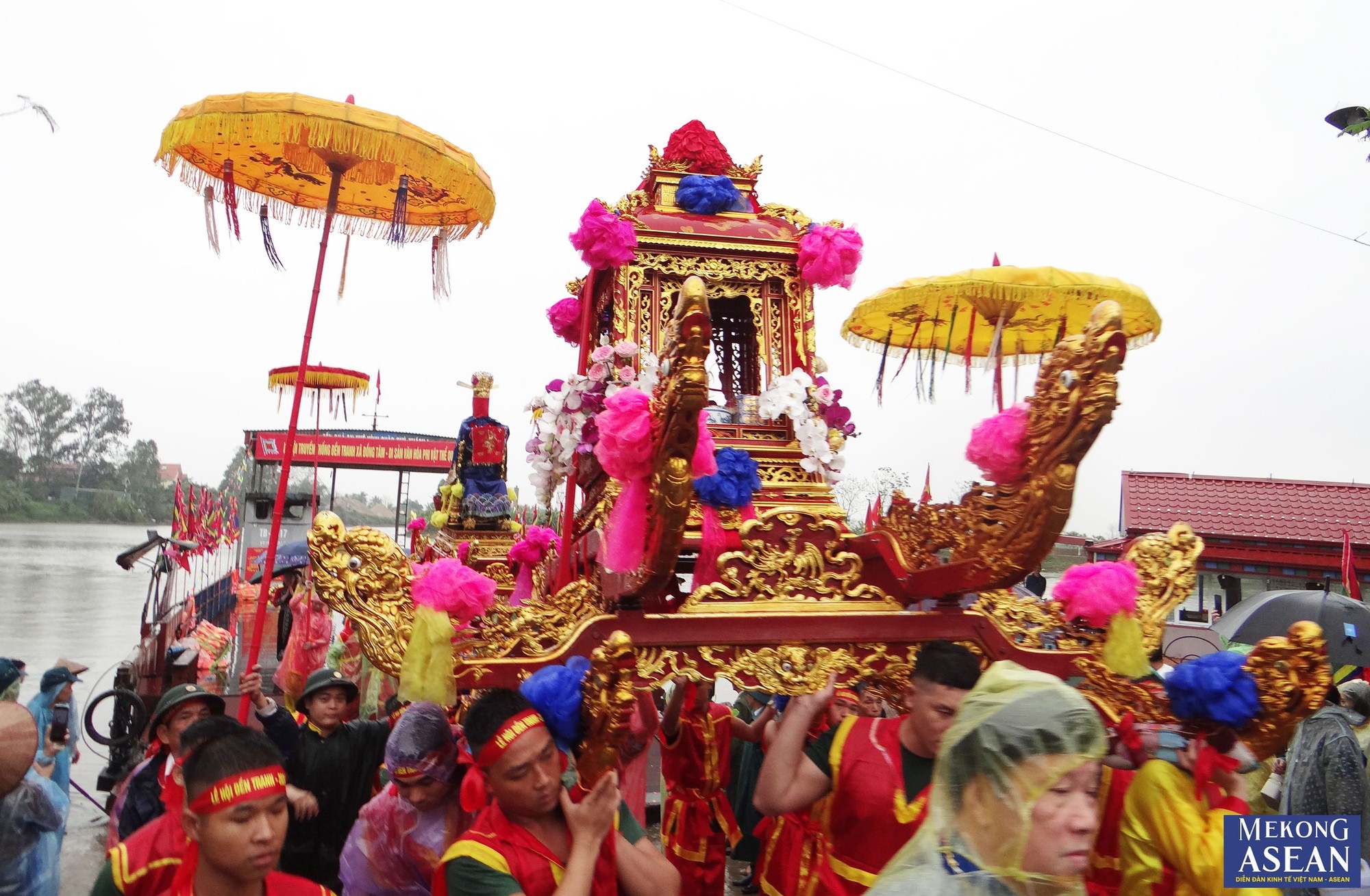 Những người tham gia trực tiếp v&agrave;o lễ rước phải trong trang phục lễ hội, t&ugrave;y từng th&agrave;nh phần mặc &aacute;o the, khăn xếp...
