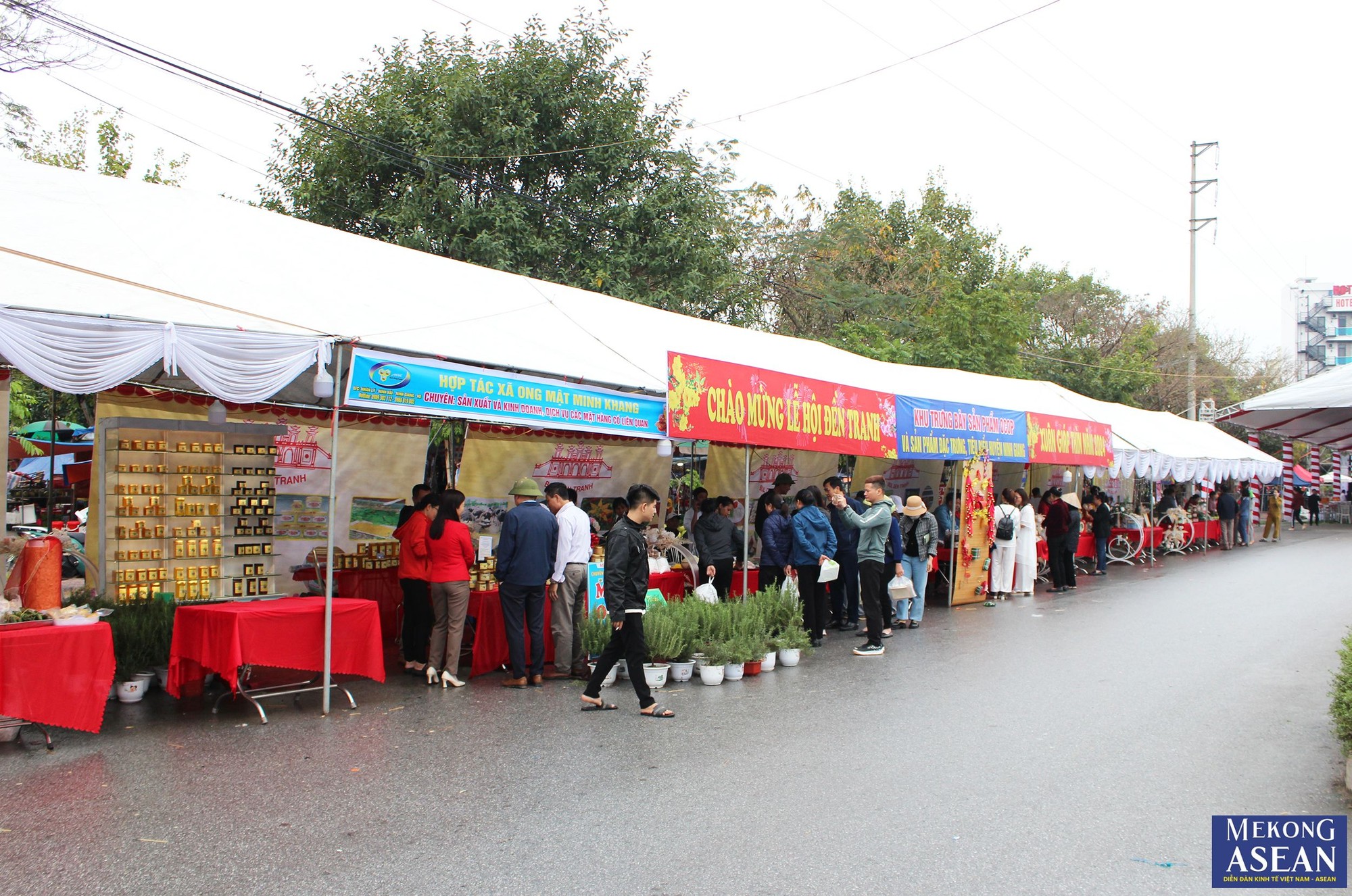 Ban tổ chức lễ hội bố tr&iacute; 10 gian trưng b&agrave;y 37 sản phẩm OCOP của huyện Ninh Giang v&agrave; sản phẩm ti&ecirc;u biểu.