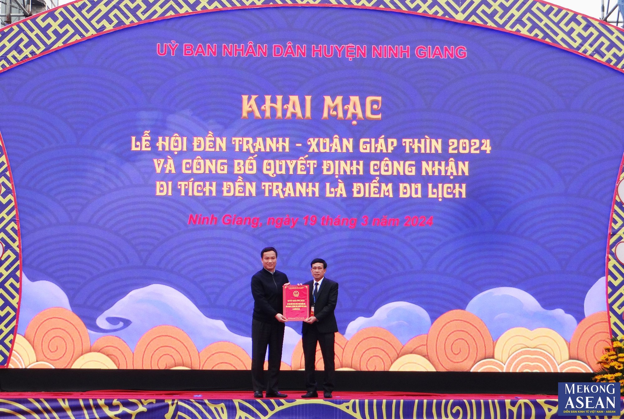 Chủ tịch UBND tỉnh Hải Dương Triệu Thế H&ugrave;ng trao quyết định của UBND tỉnh Hải Dương c&ocirc;ng nhận Di t&iacute;ch kiến tr&uacute;c nghệ thuật đền Tranh l&agrave; điểm du lịch.