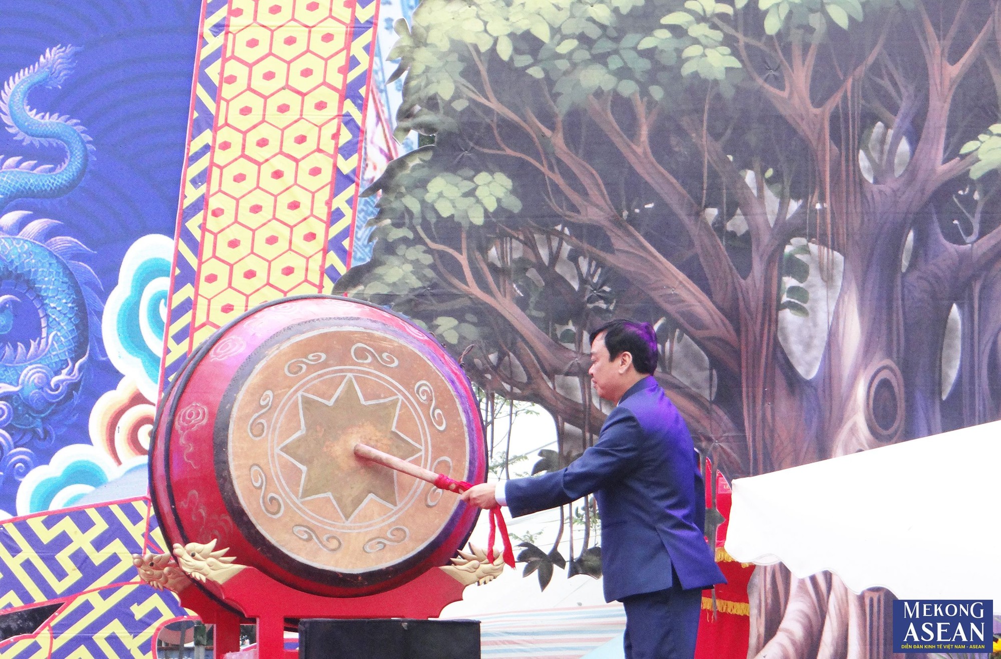 B&iacute; thư Huyện ủy Ninh Giang Phạm Văn Khảnh gi&oacute;ng trống khai hội.