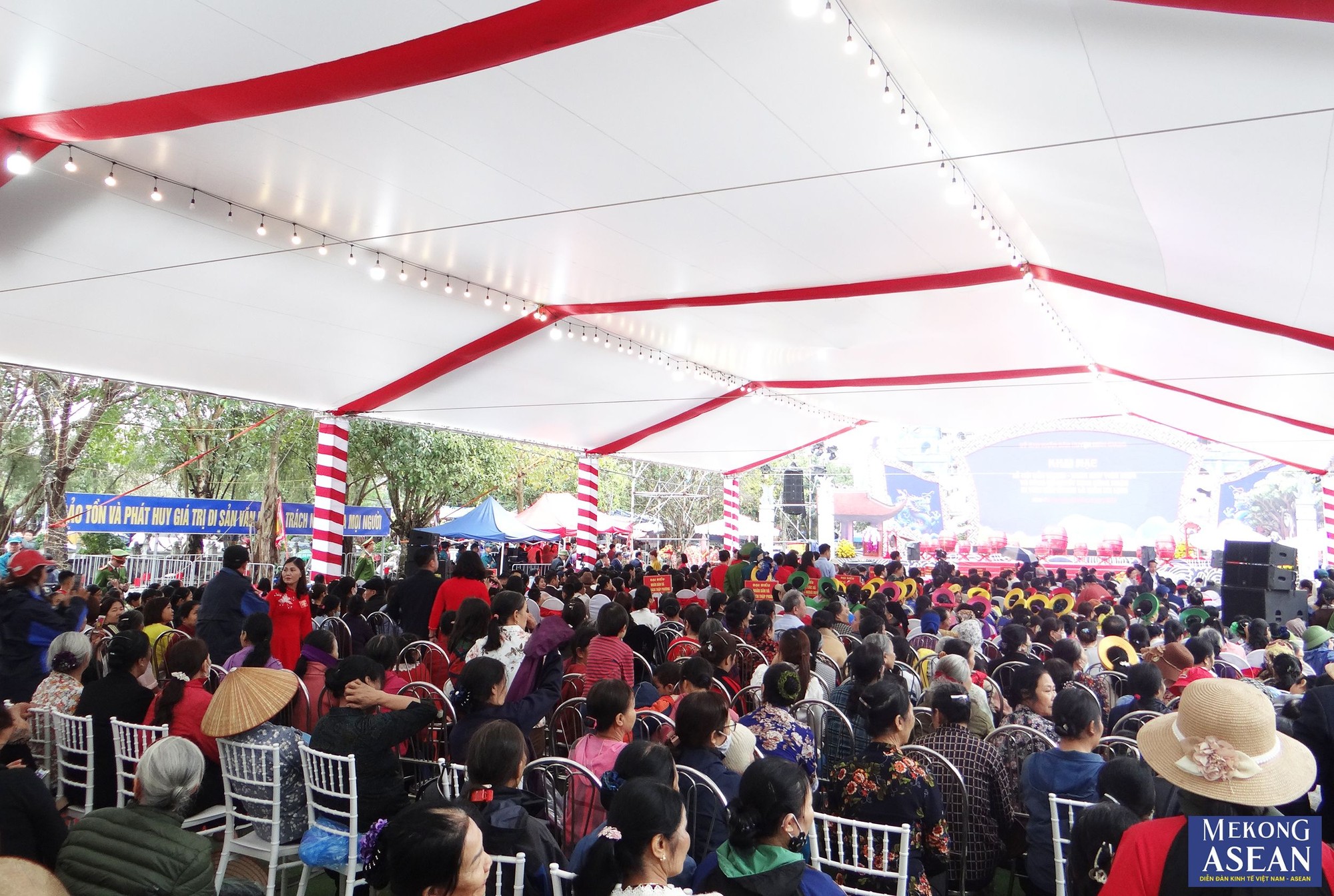 Dự lễ khai hội c&oacute; đại diện l&atilde;nh đạo một số bộ ng&agrave;nh Trung ương; l&atilde;nh đạo tỉnh Hải Dương v&agrave; c&aacute;c đại biểu, nh&acirc;n d&acirc;n, du kh&aacute;ch thập phương.