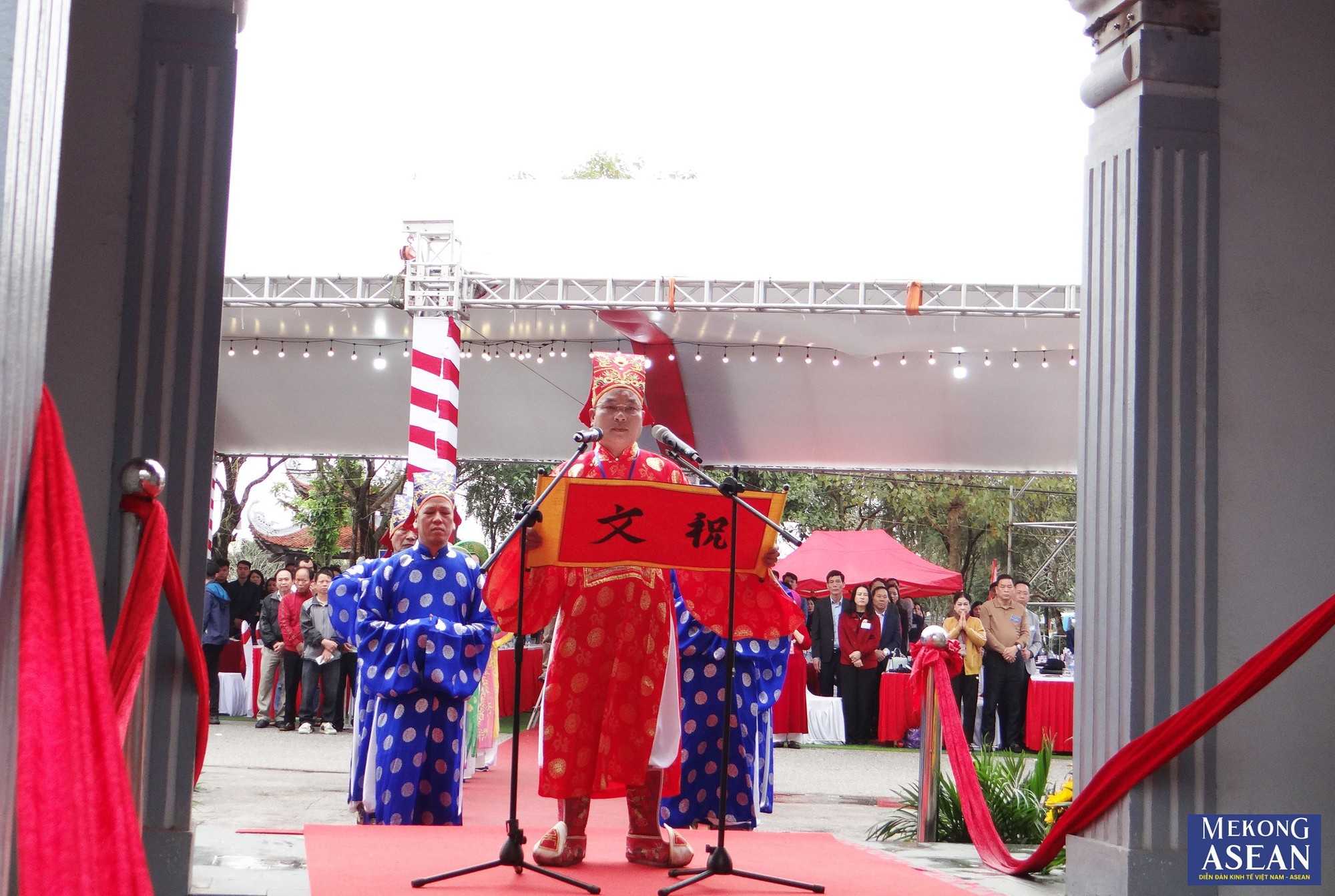 Đọc Ch&uacute;c văn tri &acirc;n c&ocirc;ng lao của quan lớn Tuần Tranh.