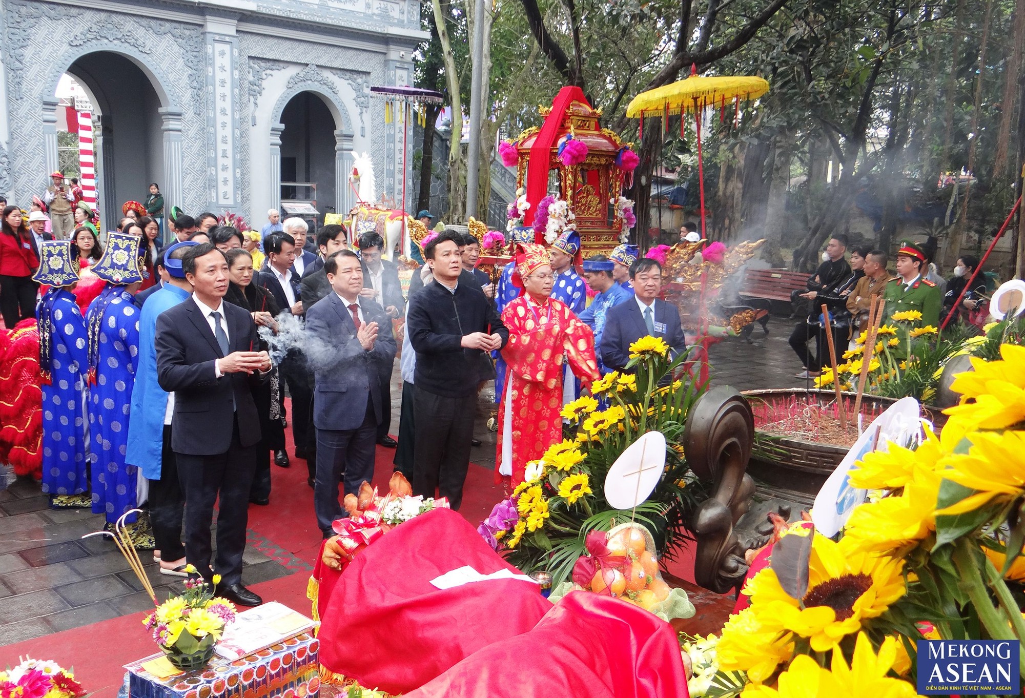 Đại diện l&atilde;nh đạo một số bộ ng&agrave;nh Trung ương; Chủ tịch UBND tỉnh Hải Dương Triệu Thế H&ugrave;ng v&agrave; c&aacute;c đại biểu thắp hương tại đền Tranh.