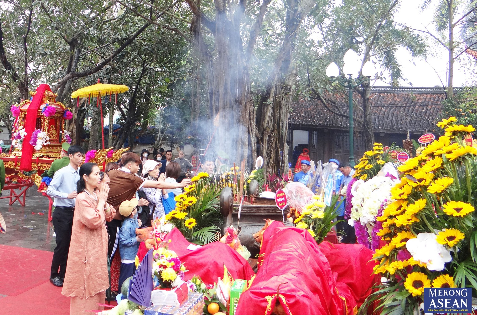 Nh&acirc;n d&acirc;n v&agrave; du kh&aacute;ch thắp hương tại đền Tranh.