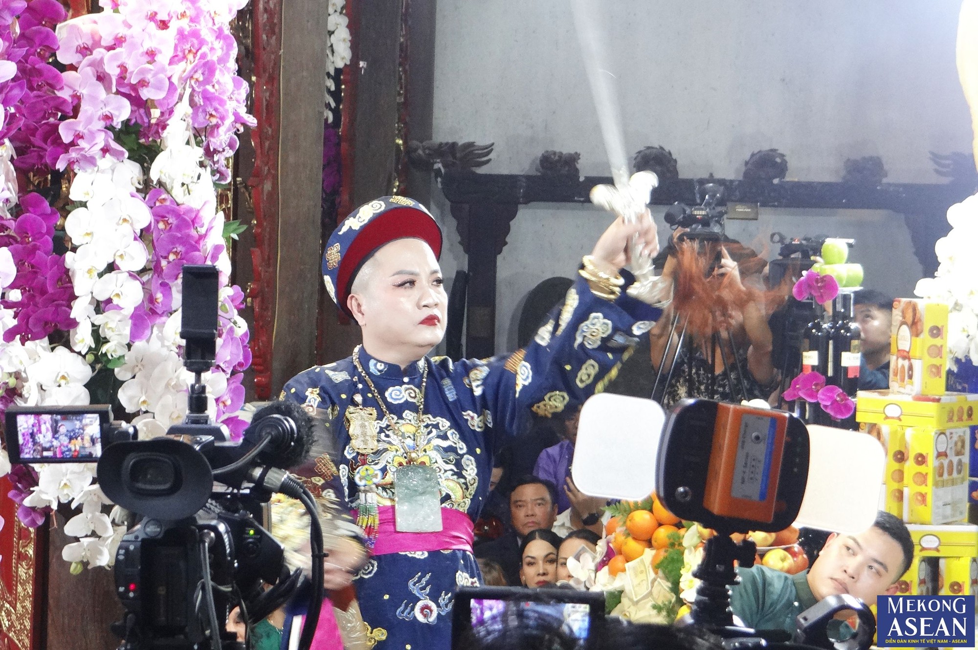 Tr&igrave;nh diễn h&aacute;t văn tại đền Tranh, tối 18/3.