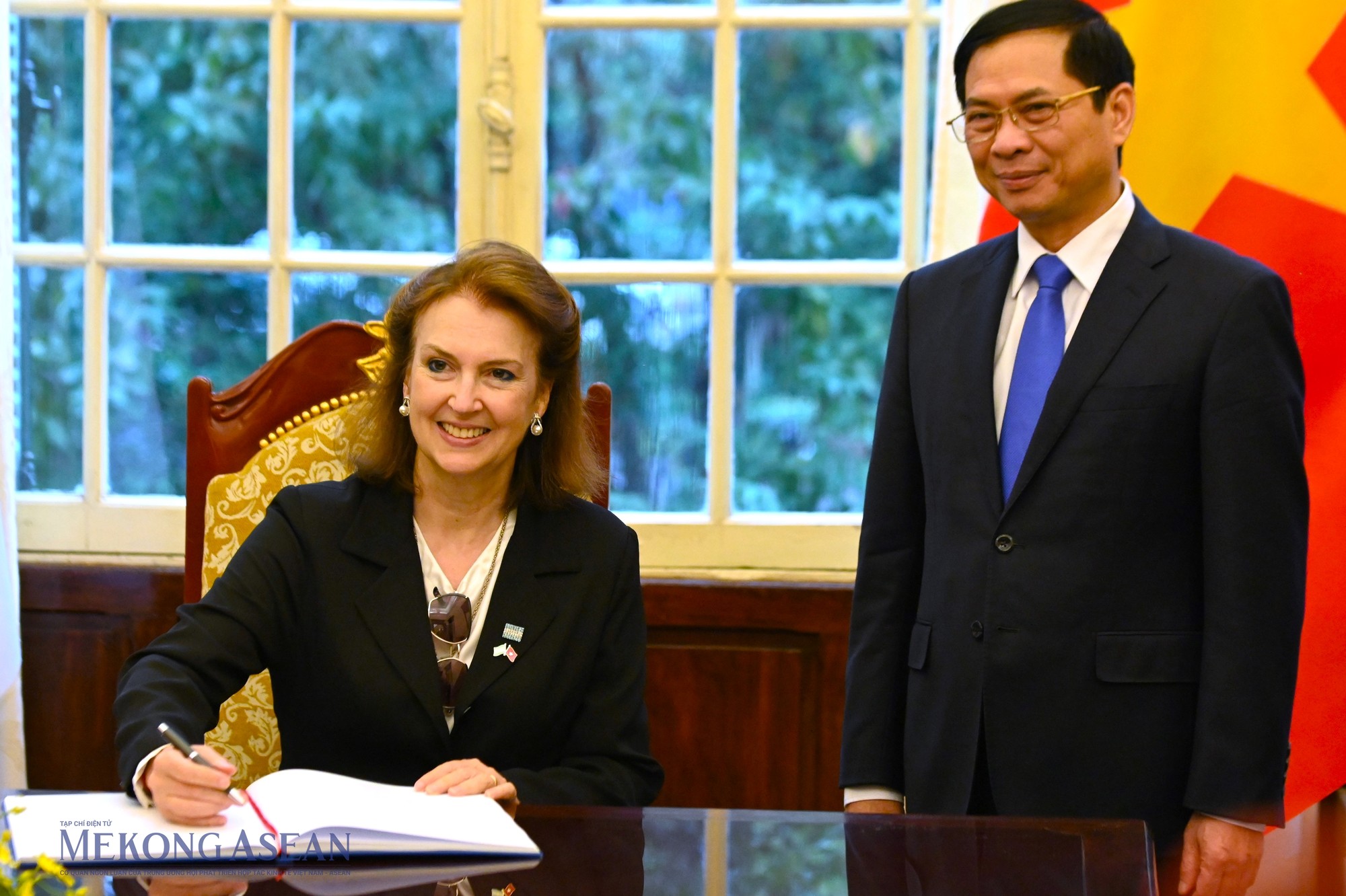 Bộ trưởng Diana Mondino ghi sổ v&agrave;ng lưu niệm tại Bộ Ngoại giao Việt Nam. Ảnh: Đỗ Thảo - Mekong ASEAN