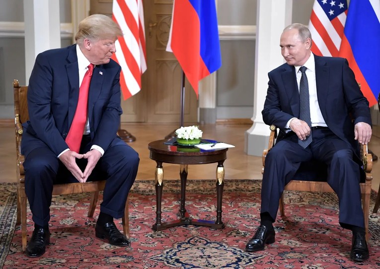 Cựu Tổng thống Mỹ Donald Trump v&agrave; Tổng thống Nga Vladimir Putin gặp nhau tại Helsinki, Phần Lan, ng&agrave;y 16/7/2018. Ảnh: Điện Kremlin