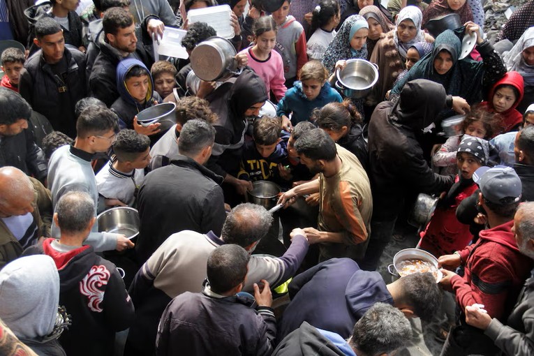 Người d&acirc;n Palestine tụ tập để nhận thực phẩm miễn ph&iacute; tại Jabalia, ph&iacute;a bắc Dải Gaza, ng&agrave;y 19/3. Ảnh: Reuters