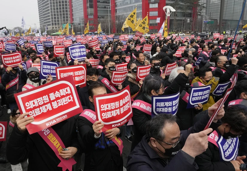 C&aacute;c b&aacute;c sĩ trẻ tại Seoul, H&agrave;n Quốc đ&igrave;nh c&ocirc;ng phản đối kế hoạch tăng chỉ ti&ecirc;u tuyển sinh c&aacute;c trường y của ch&iacute;nh phủ. Ảnh: AP