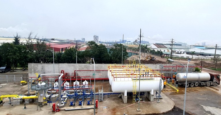 Chuyến xe bồn LPG đầu ti&ecirc;n được đưa v&agrave;o tiếp nhận kh&iacute; th&agrave;nh c&ocirc;ng. Nguồn: PV GAS.