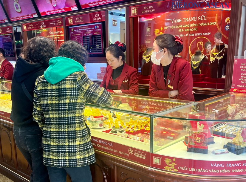 Giá vàng miếng và vàng nhẫn đồng loạt vượt mốc 180 triệu đồng/lượng Giá vàng miếng và vàng nhẫn đồng loạt vượt mốc 180 triệu đồng/lượng