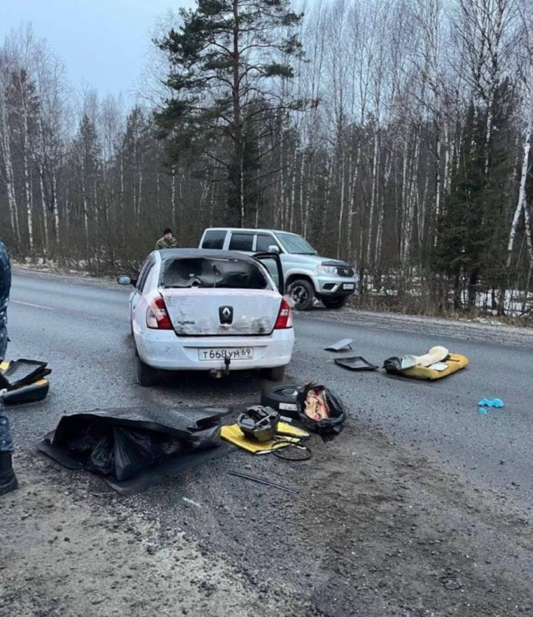 Chiếc xe của c&aacute;c nghi phạm bị cảnh s&aacute;t chặn lại ở v&ugrave;ng Bryansk. Ảnh: RIA Novosti