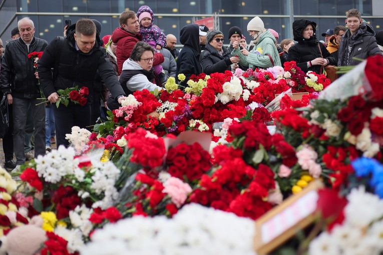 Người d&acirc;n Nga đặt hoa tưởng niệm c&aacute;c nạn nh&acirc;n trong vụ khủng bố, ng&agrave;y 24/3. Ảnh: AP