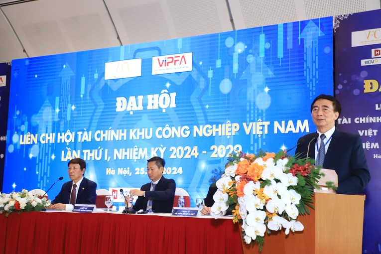 TS L&ecirc; Minh Nghĩa, Chủ tịch Hiệp hội Tư vấn T&agrave;i ch&iacute;nh Việt Nam ph&aacute;t biểu tại Đại hội Li&ecirc;n chi hội T&agrave;i ch&iacute;nh Khu c&ocirc;ng nghiệp Việt Nam lần thứ nhất. Ảnh: VIPFA