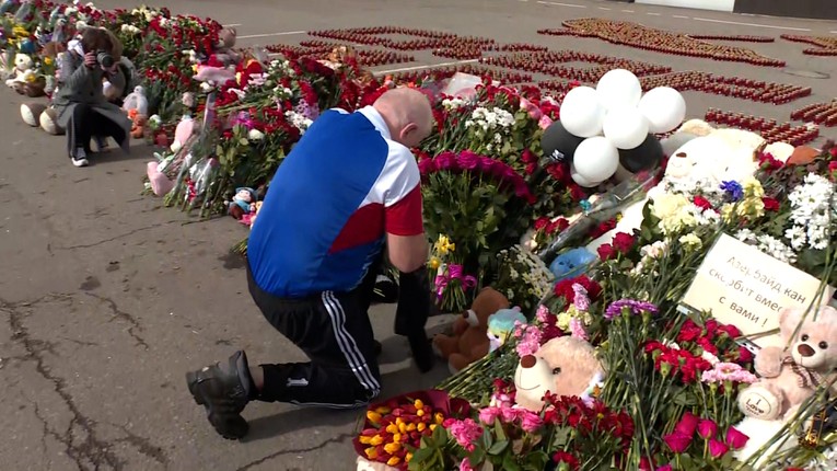 Người d&acirc;n Nga đặt hoa tưởng niệm c&aacute;c nạn nh&acirc;n trong vụ khủng bố, ng&agrave;y 25/3. Ảnh: CNN
