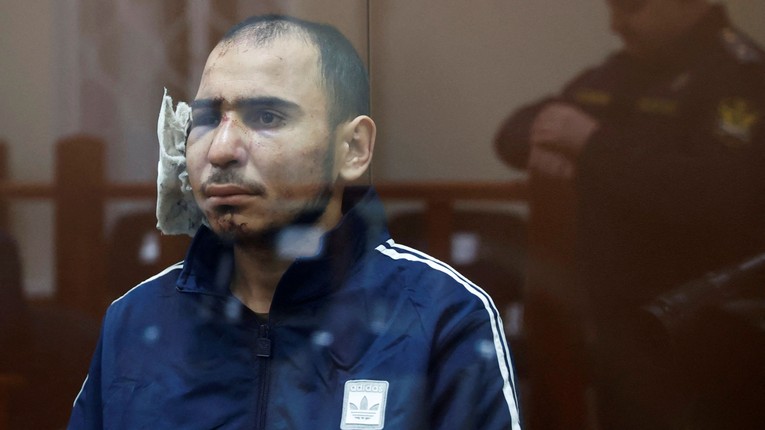 Saidakrami Rachabalizoda - nghi phạm trong vụ tấn c&ocirc;ng khủng bố, ngồi trong ph&ograve;ng k&iacute;nh ở T&ograve;a &aacute;n Nga. Ảnh: Reuters