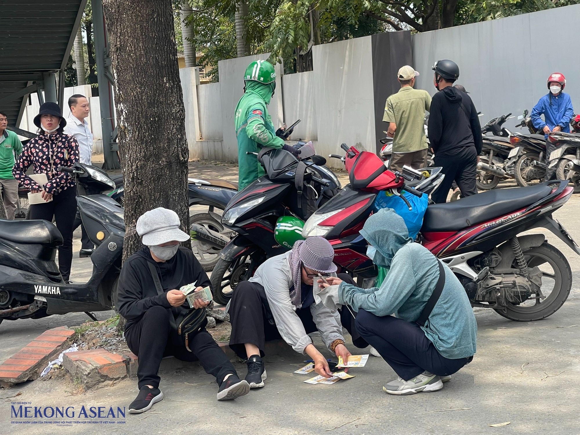 Chia sẻ với Mekong ASEAN, bạn Đức Mạnh cho biết, v&igrave; mức gi&aacute; kh&ocirc;ng qu&aacute; ch&ecirc;nh lệch n&ecirc;n đ&atilde; quyết định mua để c&ugrave;ng bạn b&egrave; tới cổ vũ cho đội tuyển Việt Nam thi đấu v&agrave;o tối nay.