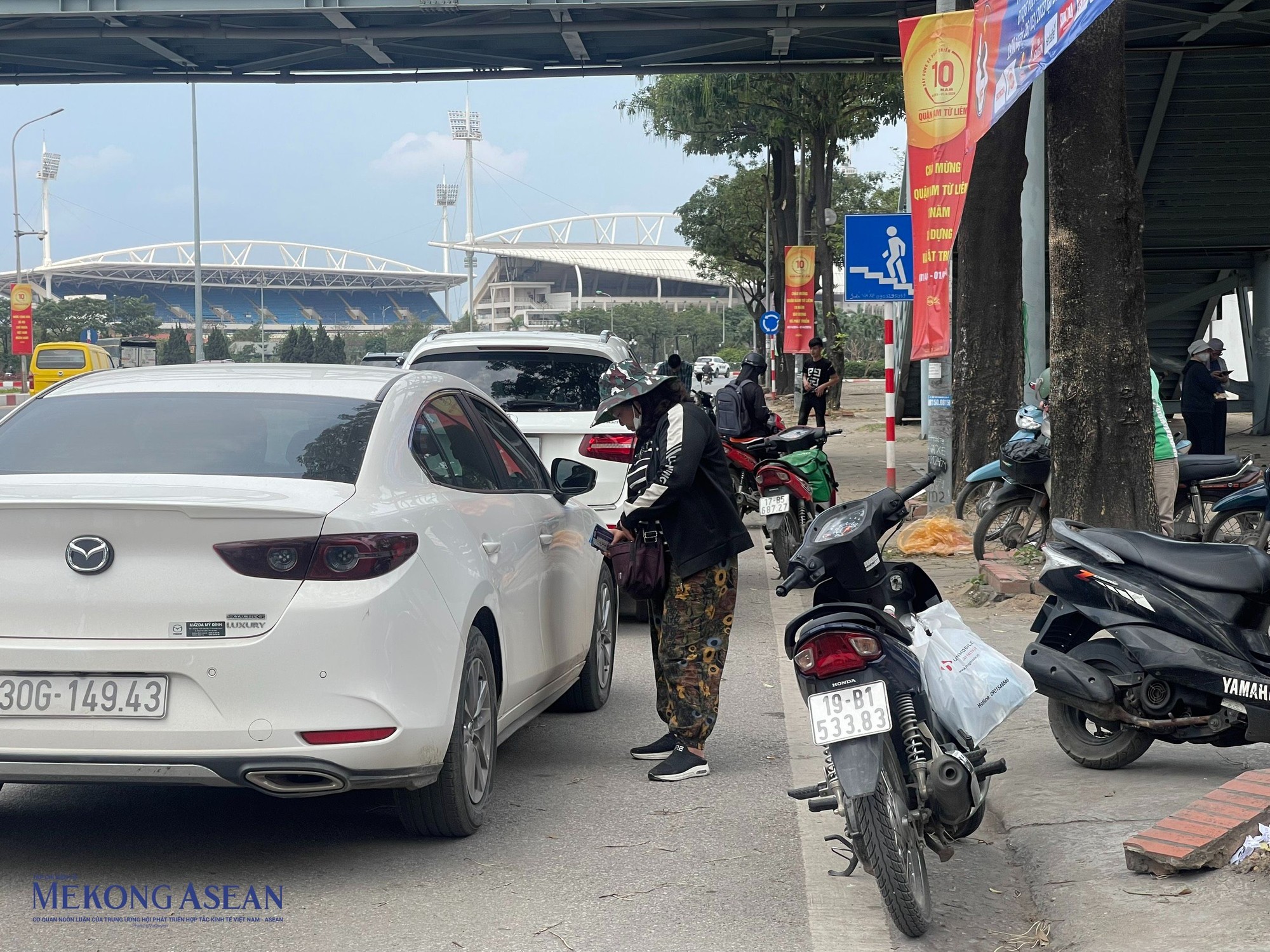 Nhiều xe cộ cũng dừng lại để hỏi gi&aacute; v&eacute;, l&uacute;c n&agrave;y c&aacute;c phe v&eacute; lại &amp;amp;amp;quot;qu&acirc;y&amp;amp;amp;quot; lấy để mời ch&agrave;o.