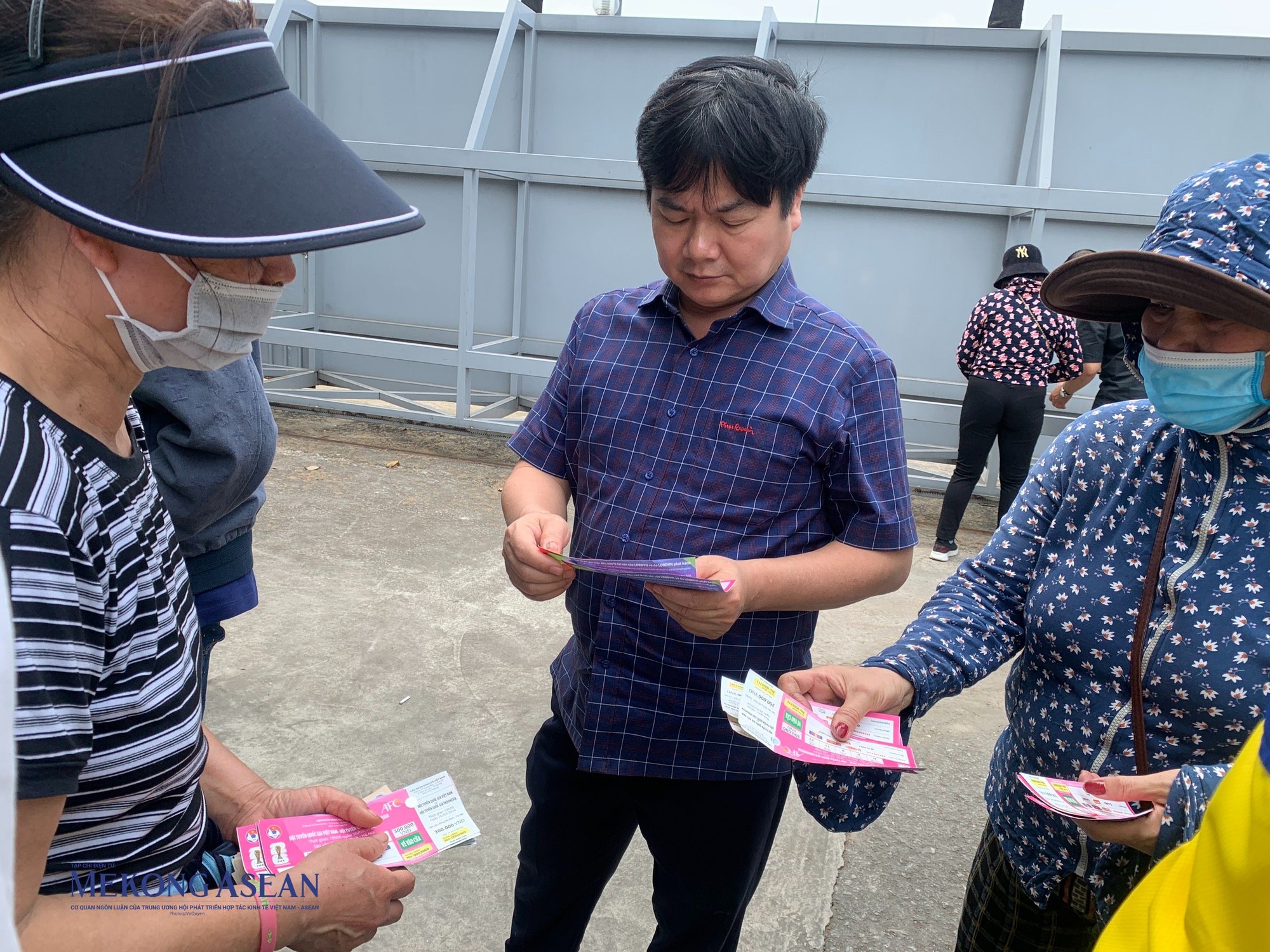 Gi&aacute; v&eacute; &amp;amp;amp;quot;chợ đen&amp;amp;amp;quot; chủ yếu cao hơn gi&aacute; gốc từ 50.000 đồng tới 100.000 đồng, được nhiều người mời ch&agrave;o ngay ngo&agrave;i cổng chờ của VFF.