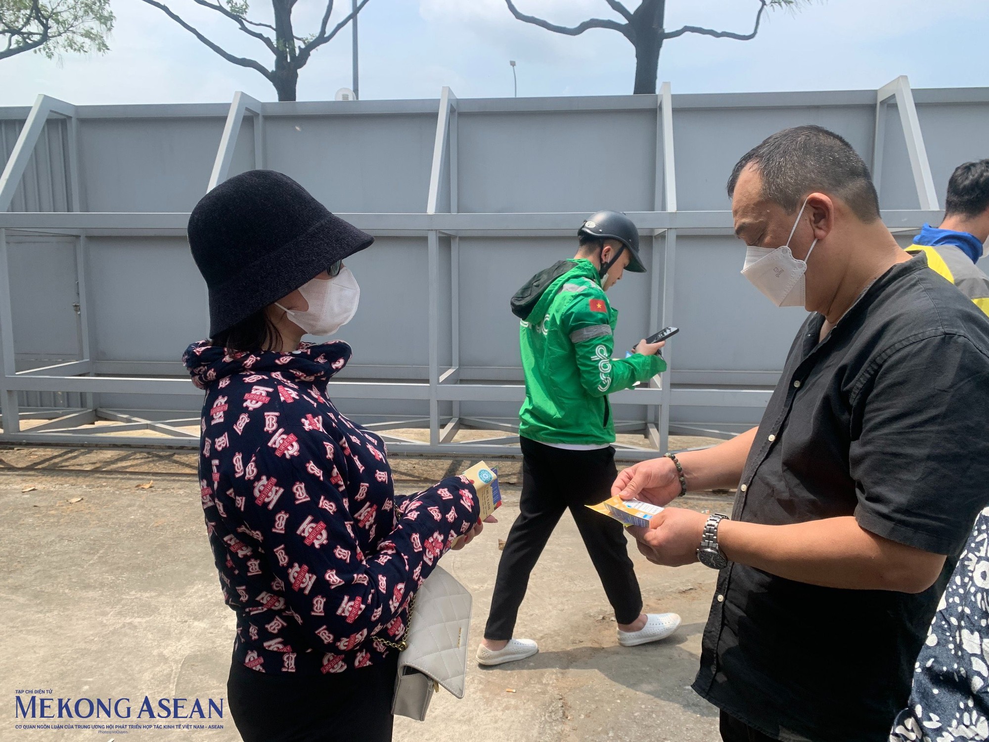 Để ủng hộ cho đội tuyển Việt Nam v&agrave;o tối nay, nhiều người sẵn s&agrave;ng mua v&eacute; đắt hơn từ phe v&eacute; để đưa người quen đi c&ugrave;ng.