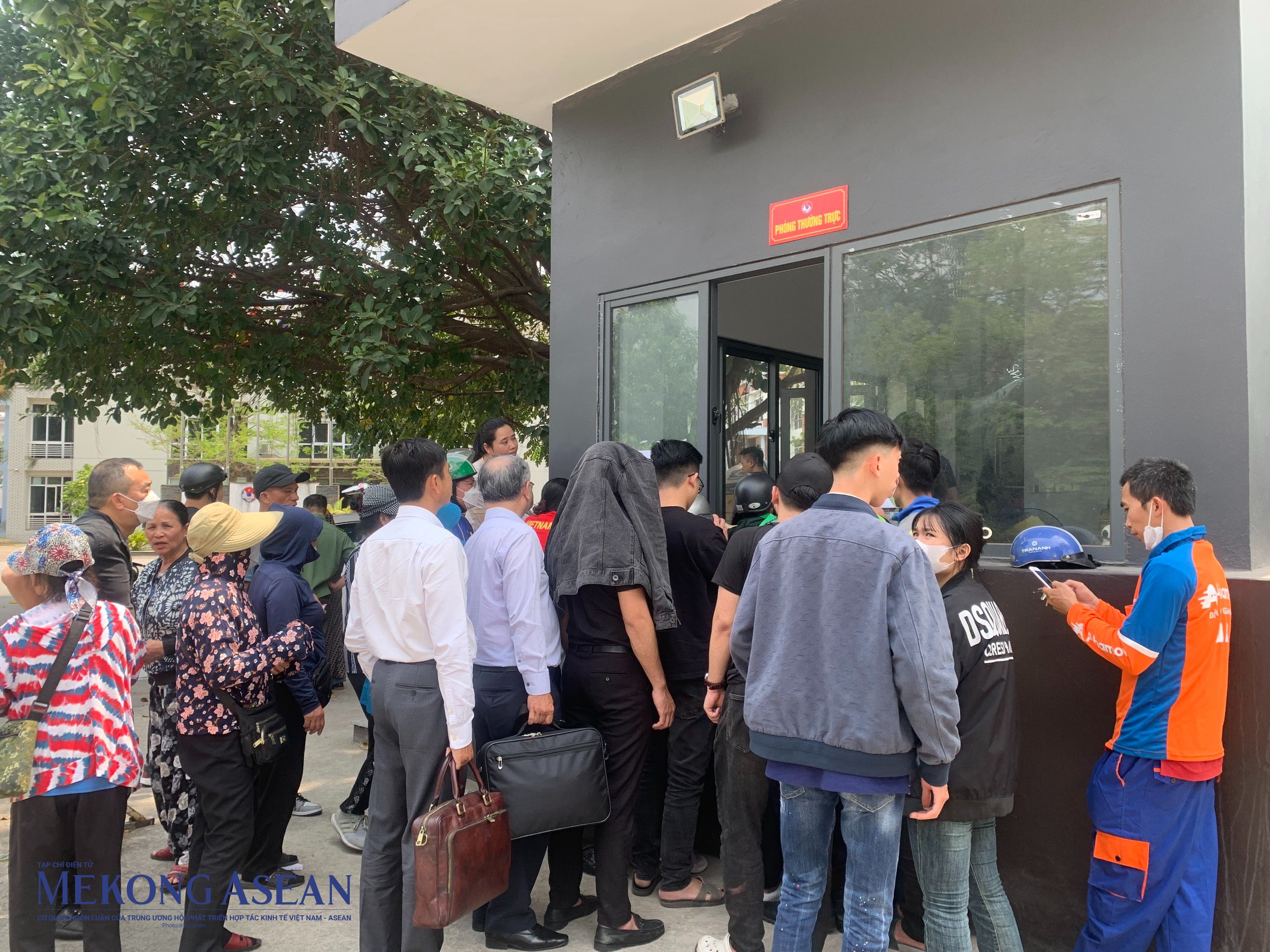 H&agrave; Nội: Kh&aacute;n giả xếp h&agrave;ng mua v&eacute; cổ vũ tuyển Việt Nam đấu Indonesia