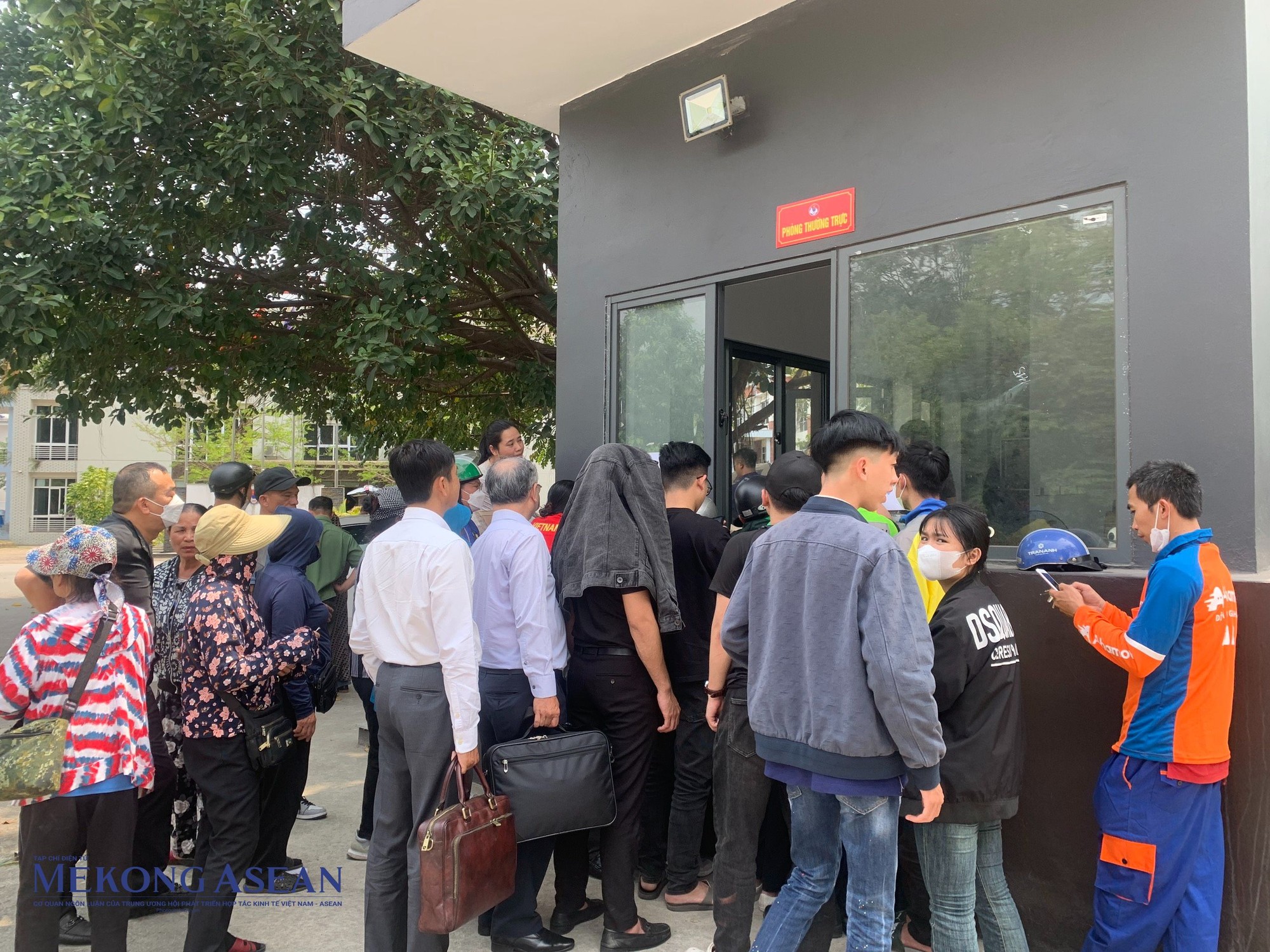 Người d&acirc;n đứng xếp h&agrave;ng mua v&eacute; tại cổng VFF.